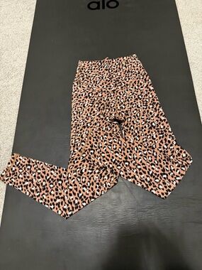 aerie Leopard-Print crossover leggings in Tan, Black & White